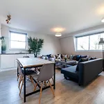 Perfect Location & Spacious Kensington Flat
