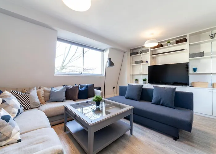 Perfect Location & Spacious Kensington Flat