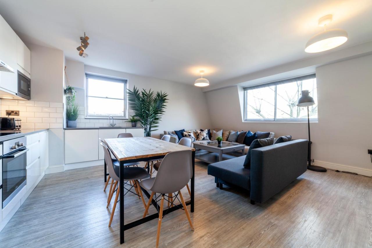Perfect Location & Spacious Kensington Flat * Londra