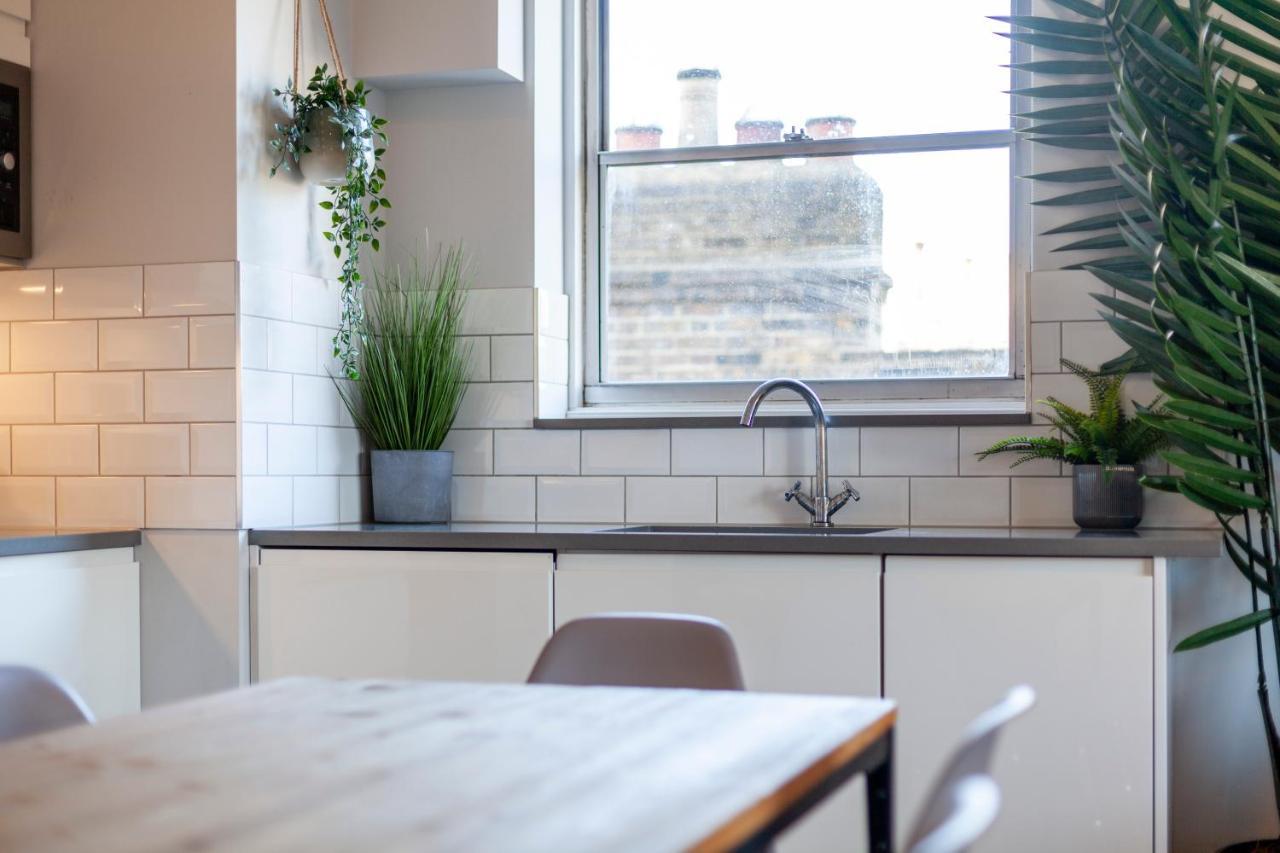Perfect Location & Spacious Kensington Flat * Londra