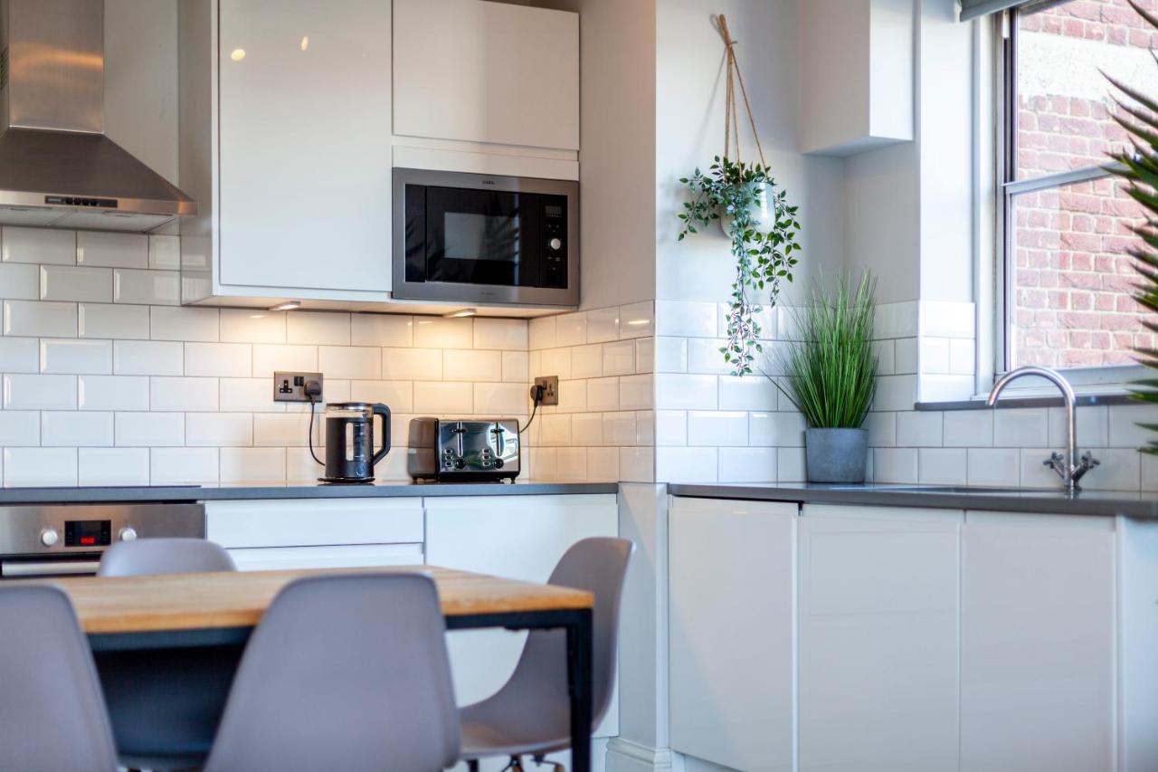 Perfect Location & Spacious Kensington Flat