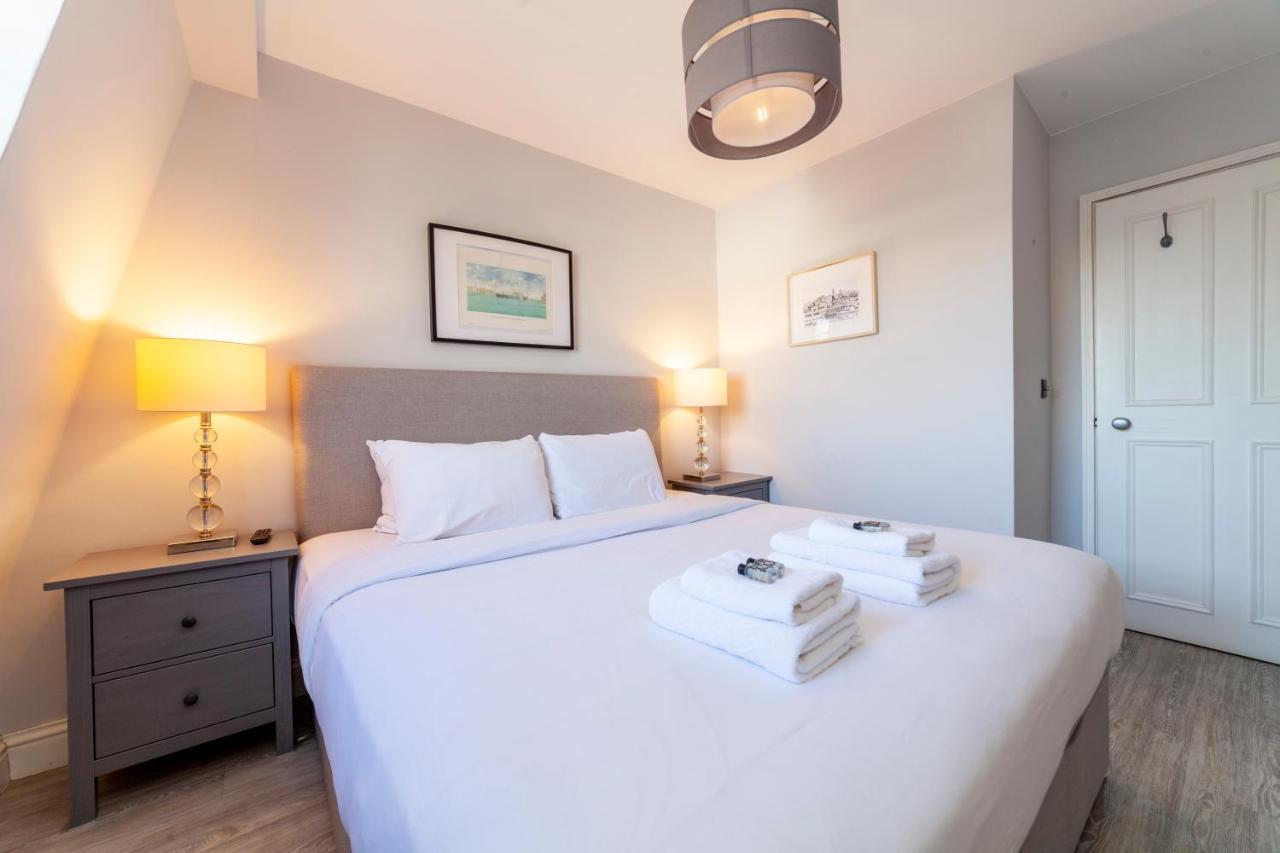 Perfect Location & Spacious Kensington Flat * Londra