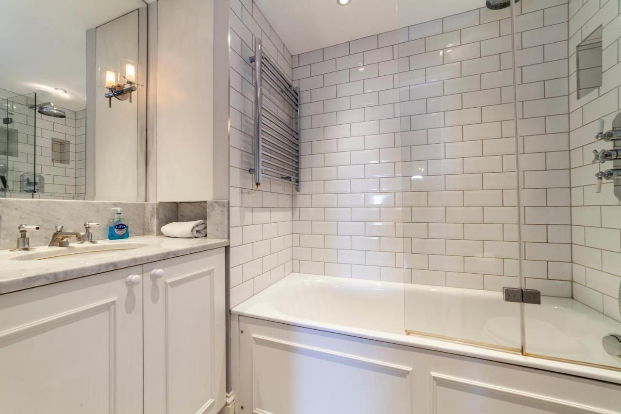 Perfect Location & Spacious Kensington Flat Appartamento