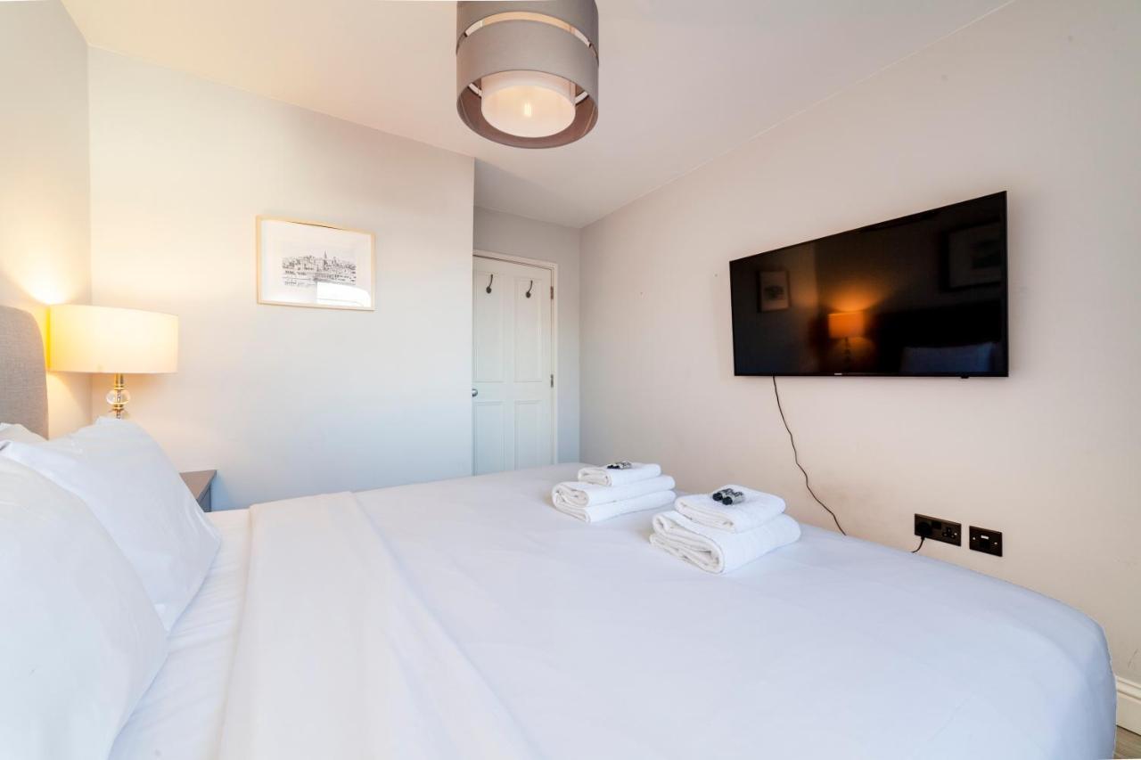 Perfect Location & Spacious Kensington Flat * Londra
