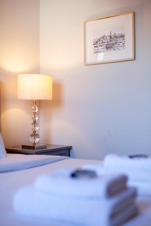 Perfect Location & Spacious Kensington Flat Londra